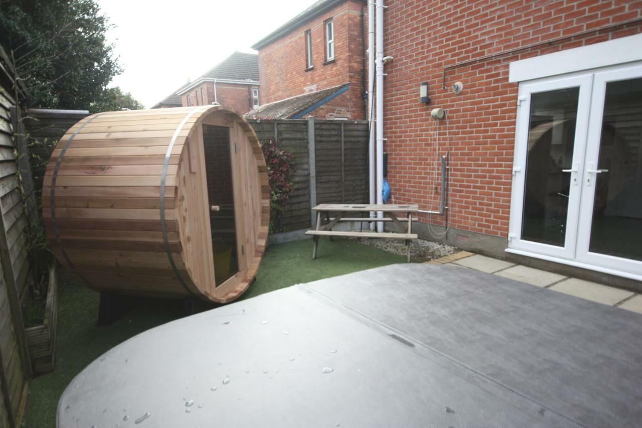 Holiday Home Hot Tub & Sauna Bournemouth Esterno foto